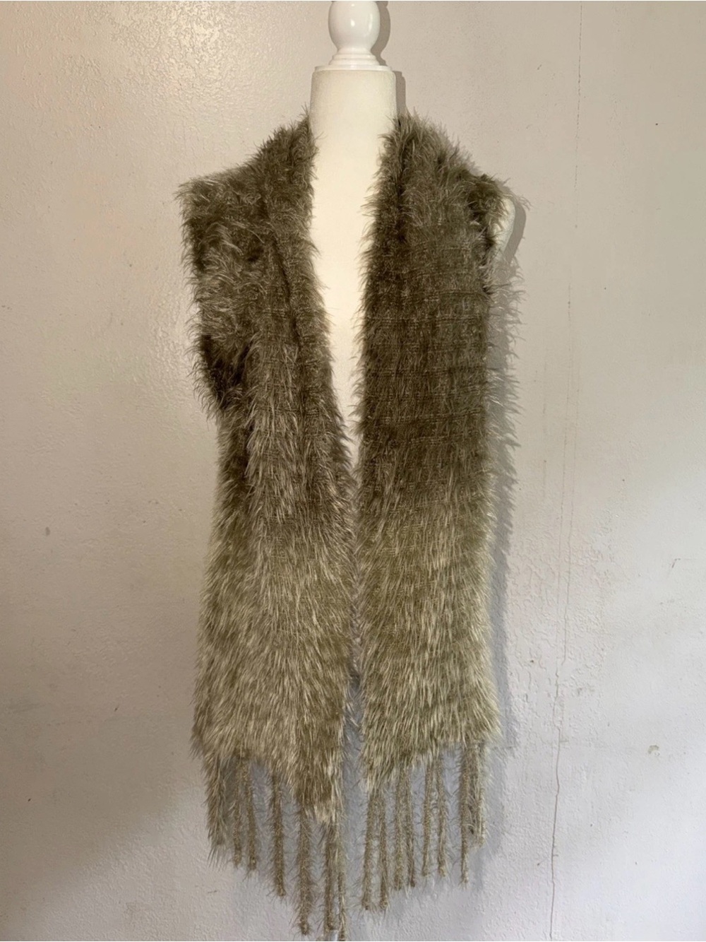 Boston proper ombre shaggy Faux Fur Fringe Vest in  cream, beige Taupe Sz m boho